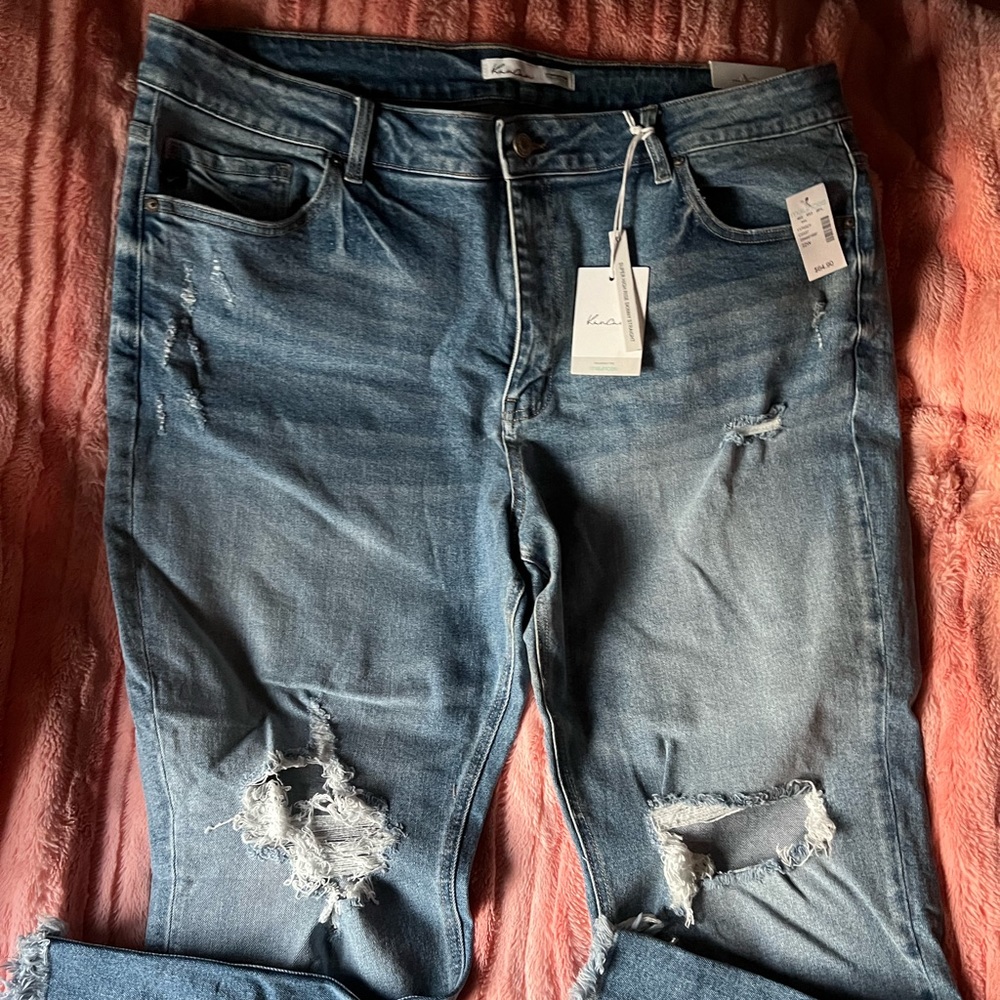 NWT KanCan women’s jeans, size 22W, 27” ankle length.